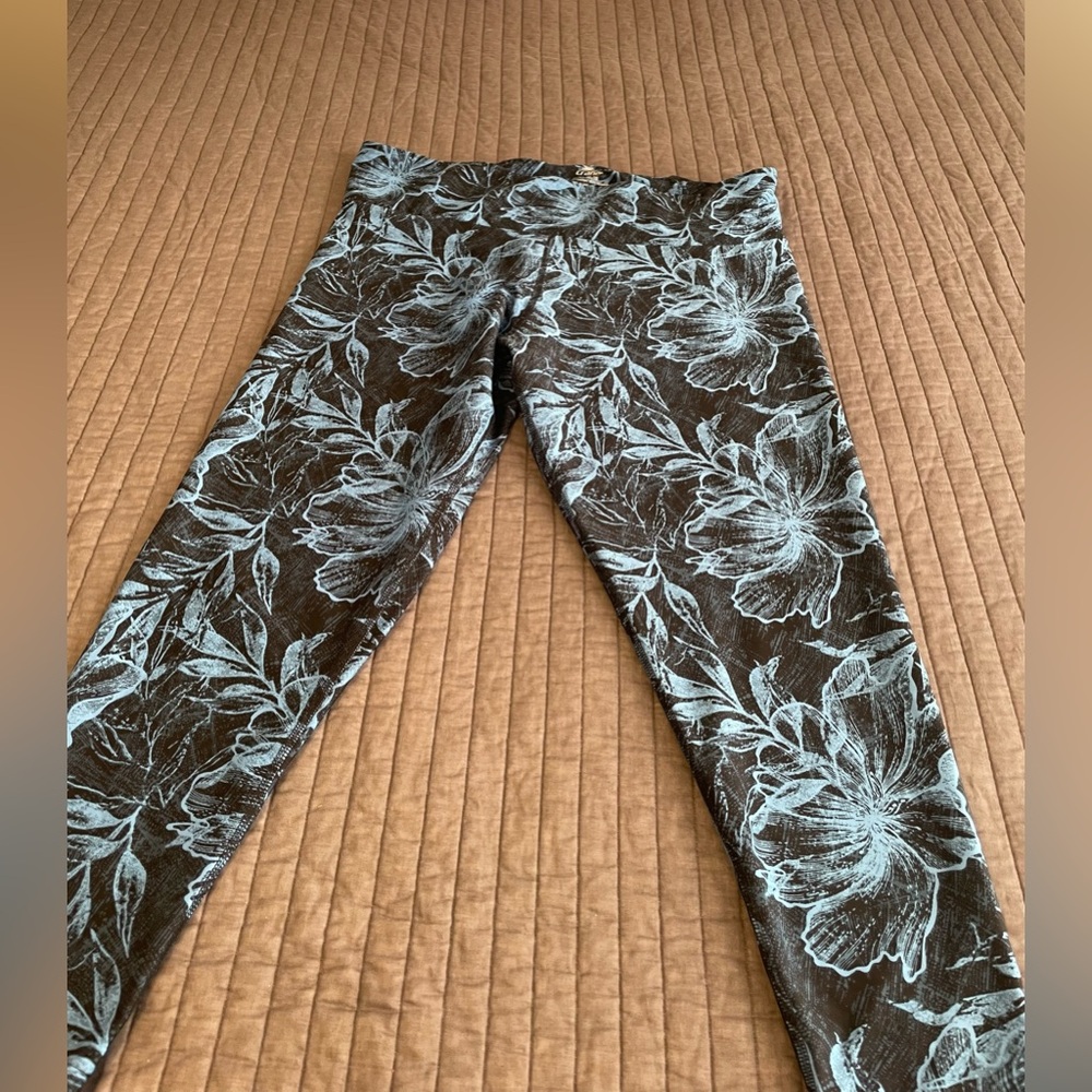 Crane brand exercise capris blue flower pattern